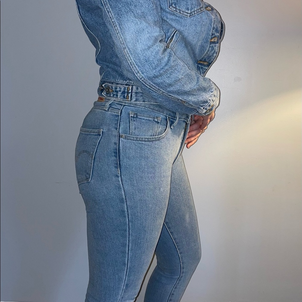 Levi’s 721 high rise skinny. Gently worn. Minor spots.